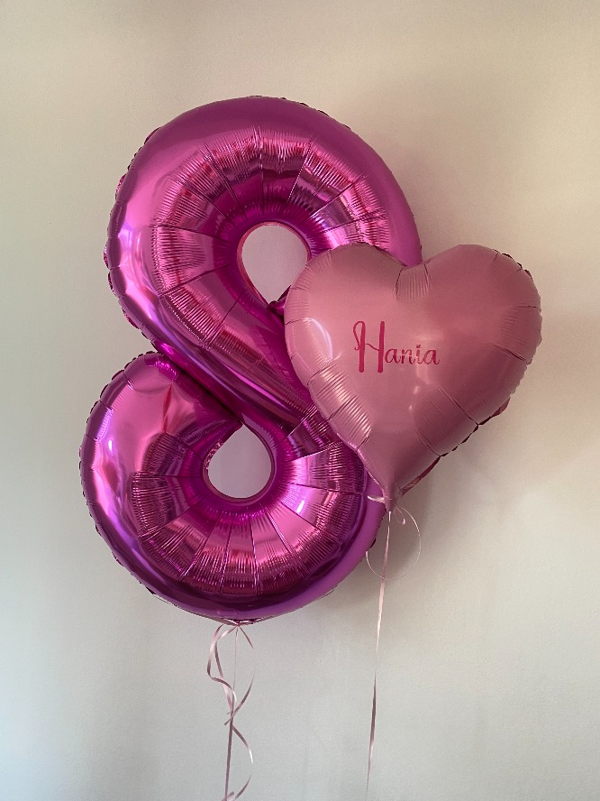 Balon foliowy Cyfra „8” w różowym kolorze z balonem w kształcie serca