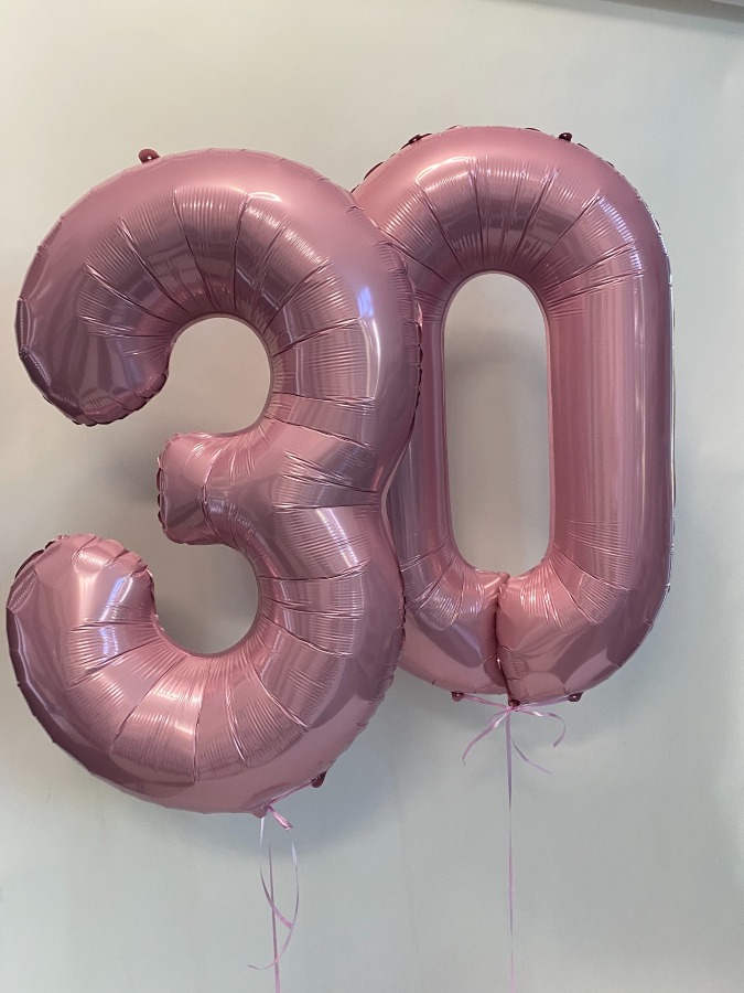 Balony cyfry dla Pani na 30 urodziny w różowym kolorze