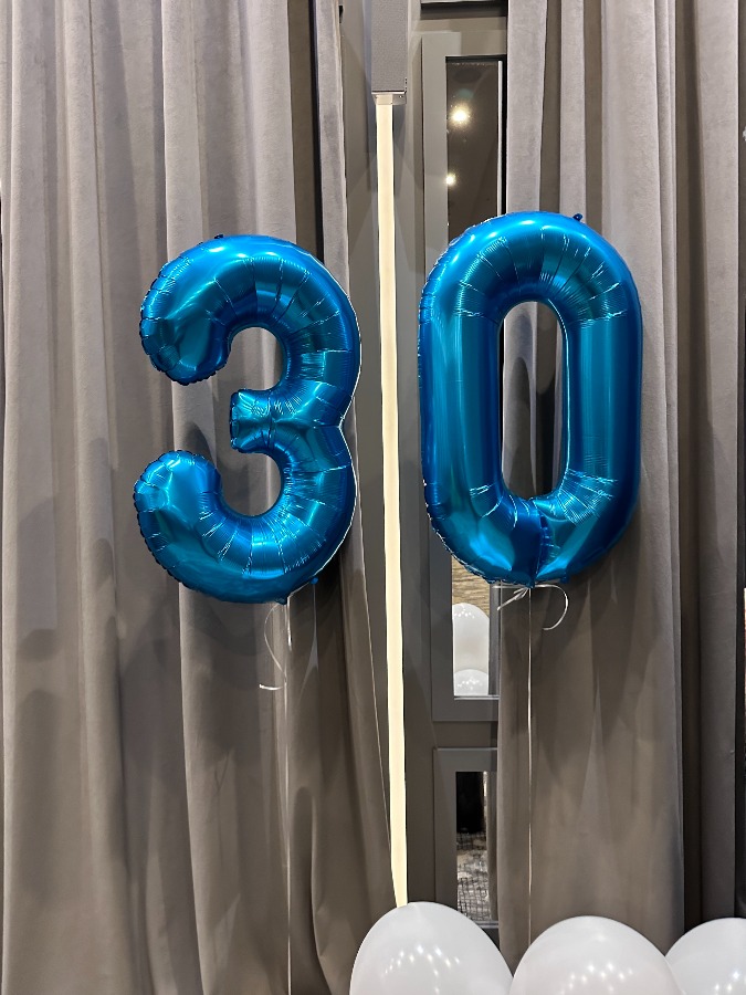 Balony cyfry 30 w niebieskim kolorze z helem