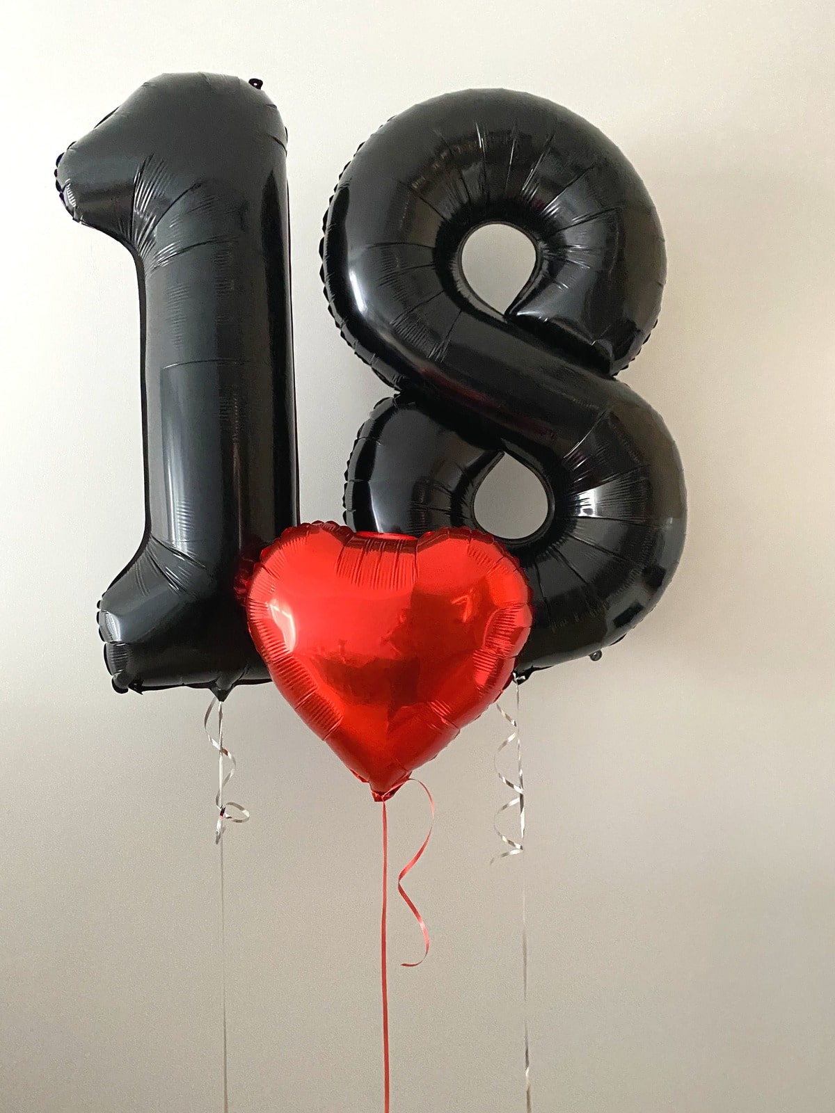 Bukiet balonów foliowych na 18 urodziny z serduszkiem