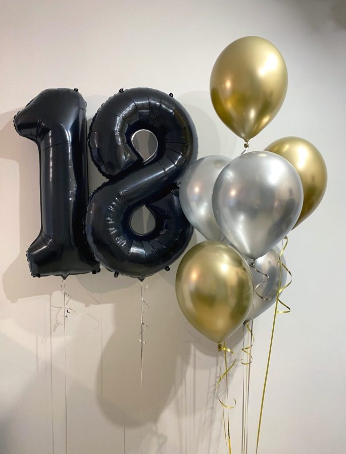 Duże balony cyfry 18 z bukietem balonów lateksowych Mirrow