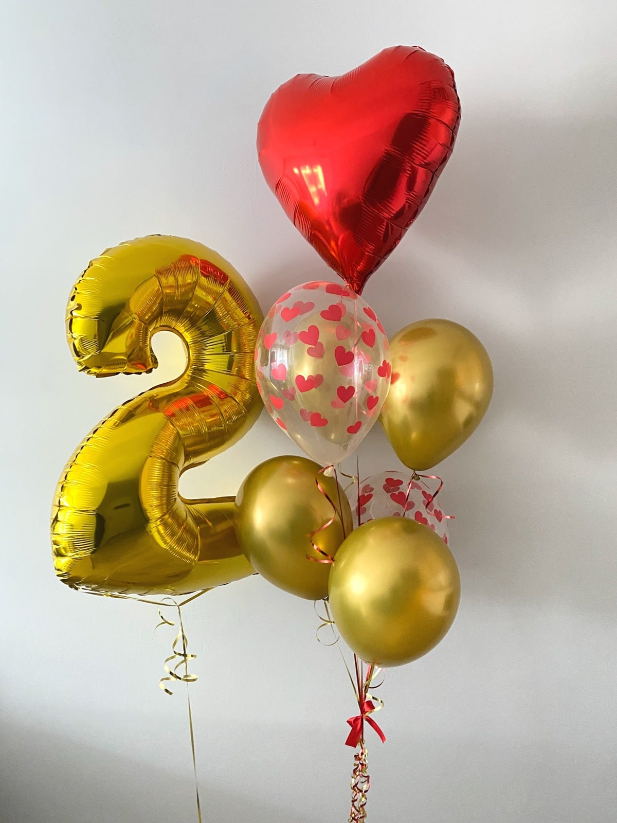 Złota cyfra z bukiet balonowy w kolorze złoto-czerwonym