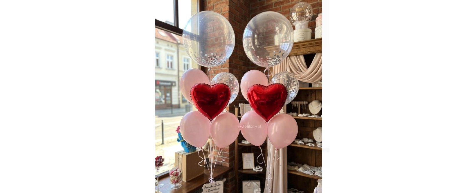 Dekoracje balonowe w różowym kolorze z czerwonym sercem