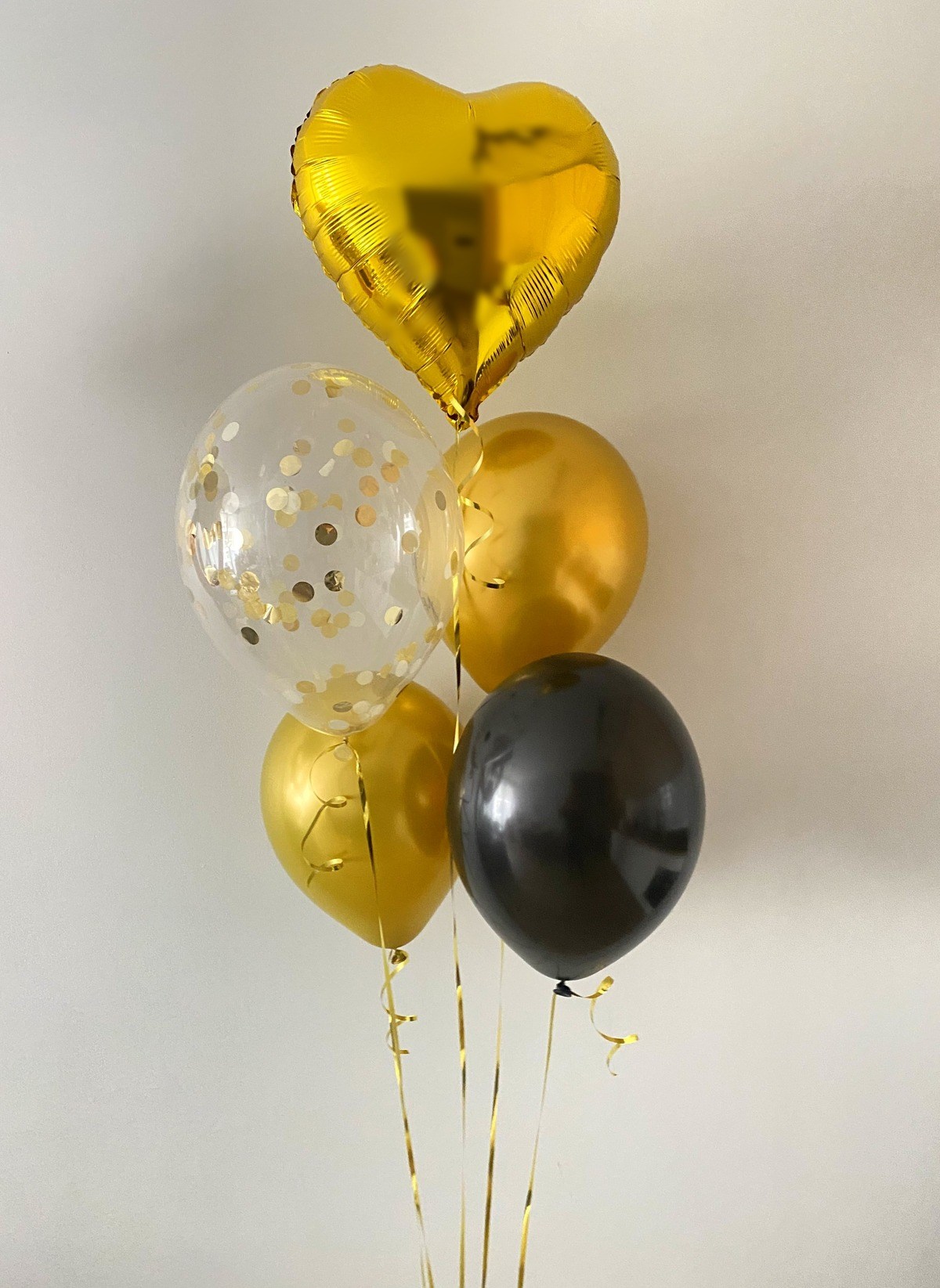 Złote serce z balonami w bukiecie balonym z helem