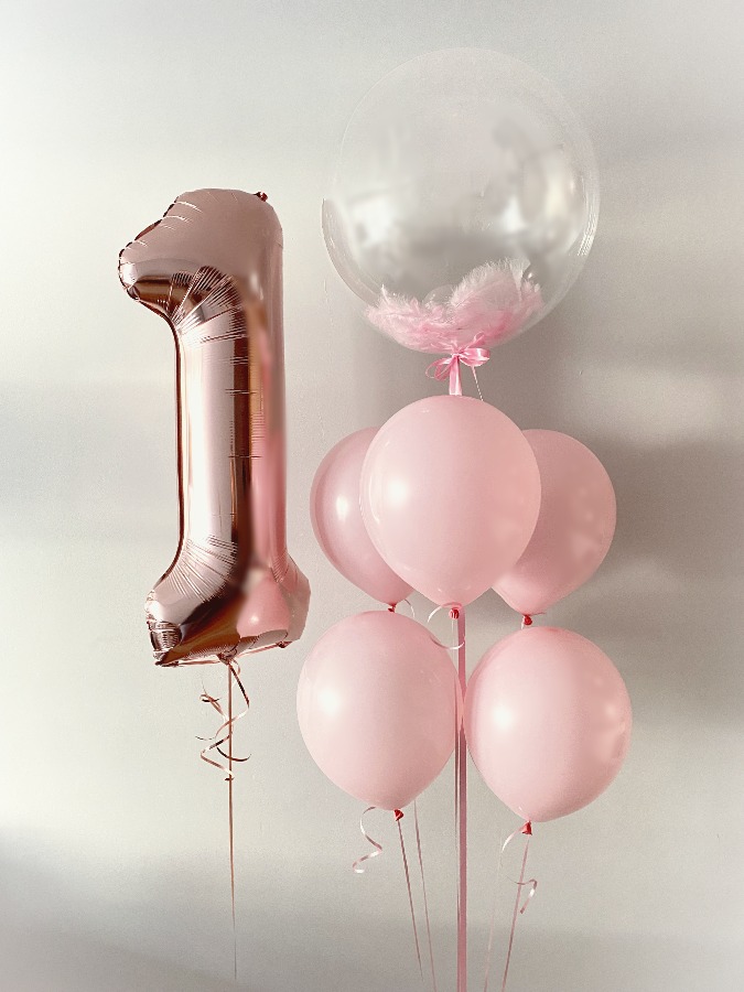 Dekoracje balonowe w różowym kolorze z cyferką