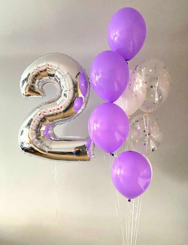 Zestaw balonów w kolorze fioletowym i białym z cyfrą