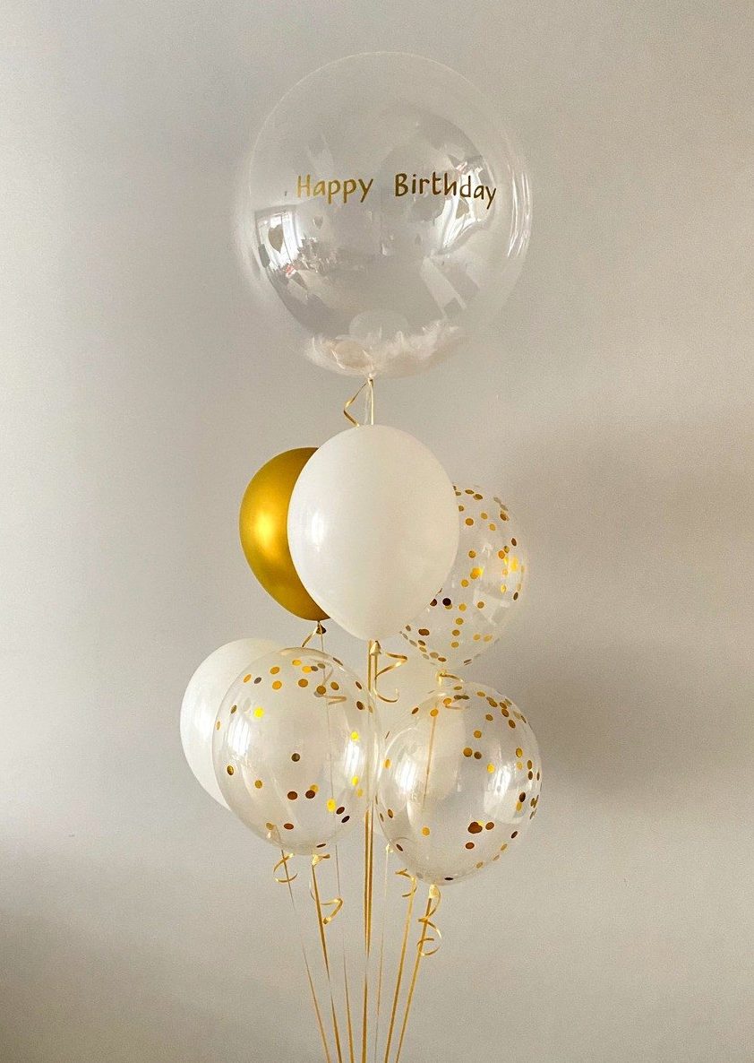 Bukiet balonów z balonem transparentnym wypełnionym piórkami
