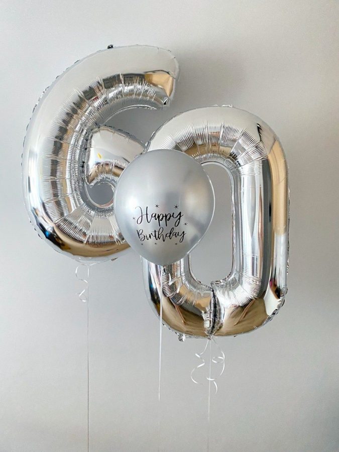 Srebrne cyfry 60 z balonem z napisem Happy Birthday