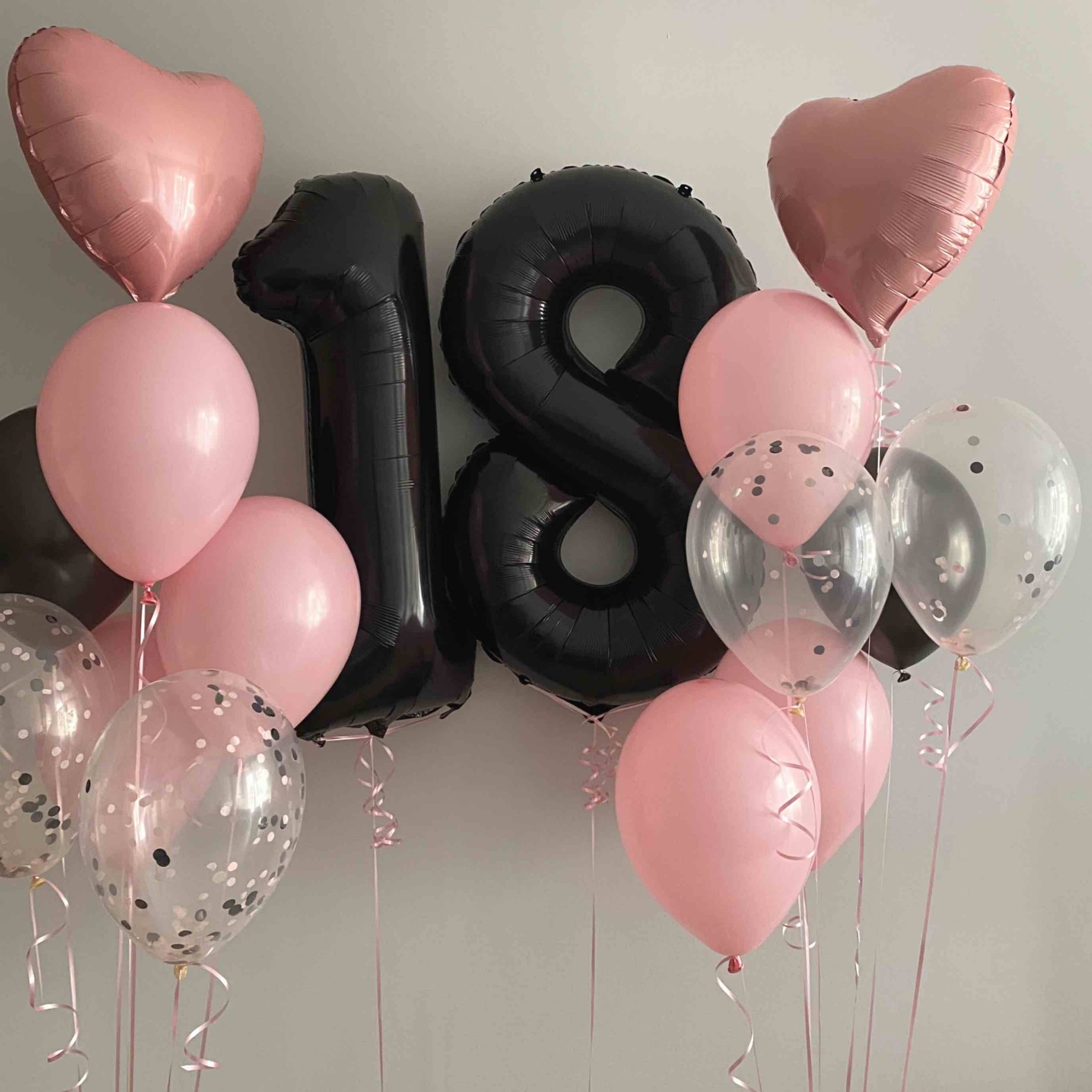 Cyfry i różowe bukiety balonowe na 18 urodziny