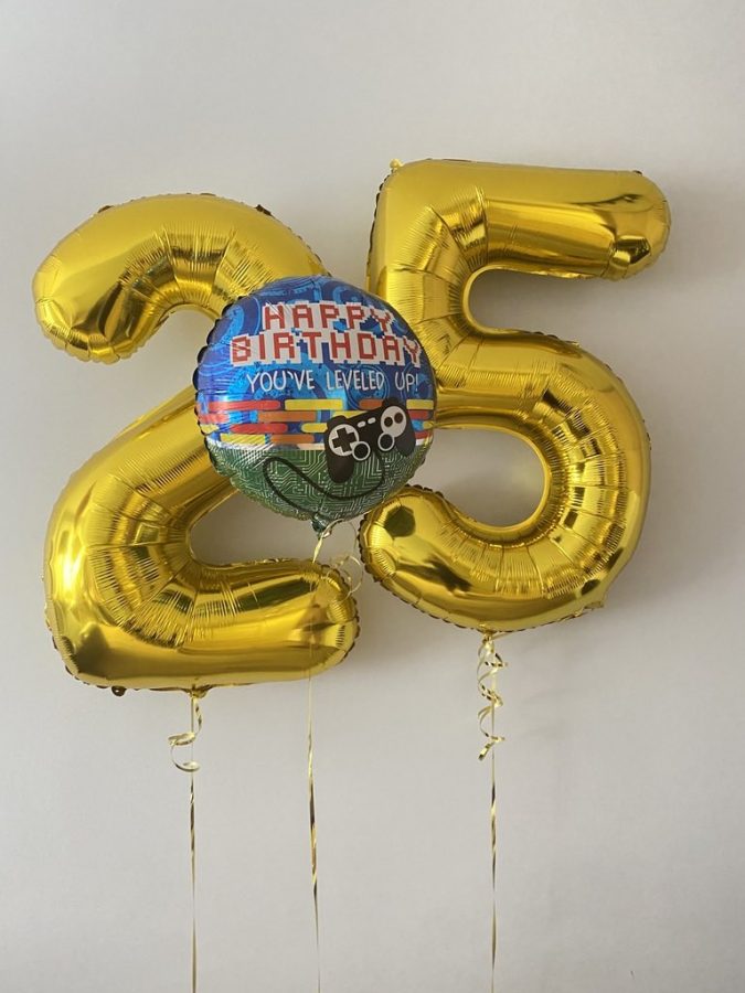 Złoty balon numer oraz balon z napisem Happy Birthday You’ve leveled up + cyfry 25