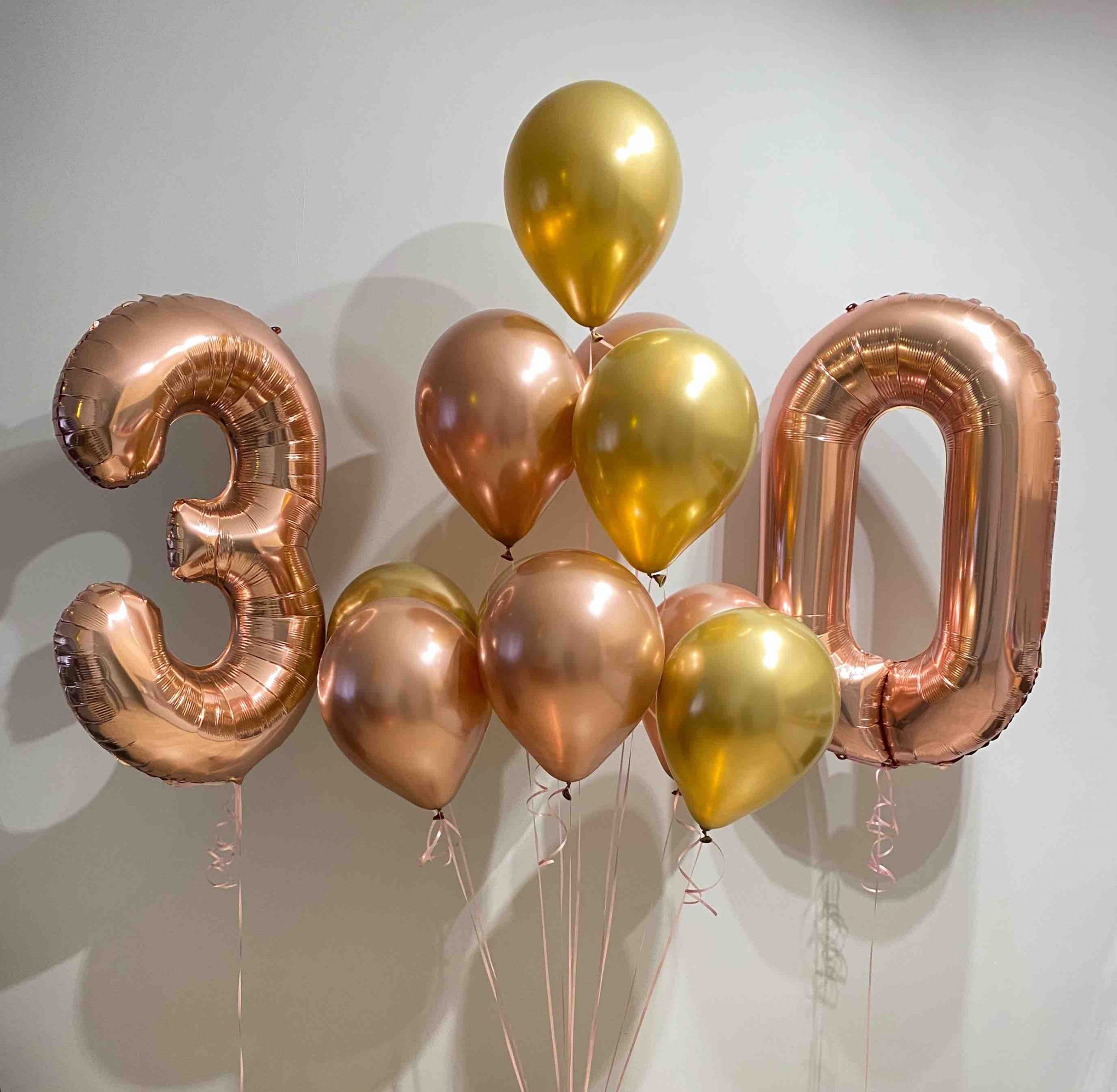 Cyfry 30 w kolorze goldrose z bukietem balonowym