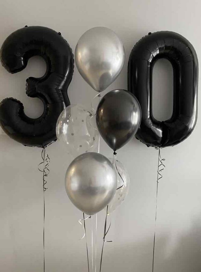Cyfry 30 w czarnym kolorze z balonami w bukiecie