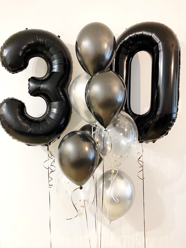 Czarne i srebrne balony na 30 urodziny