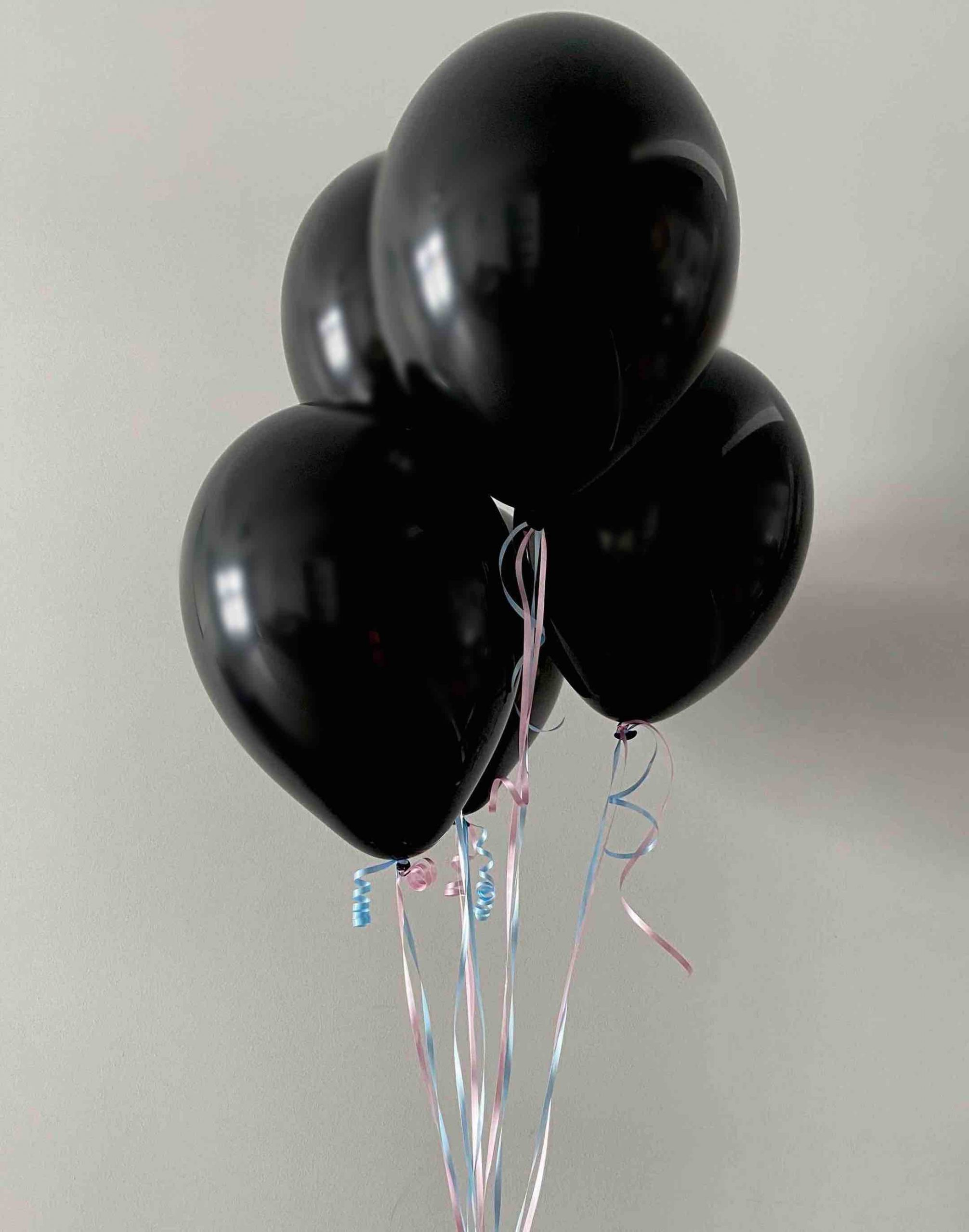 Czarne balony na Baby Shower z kolorowymi wstążkami