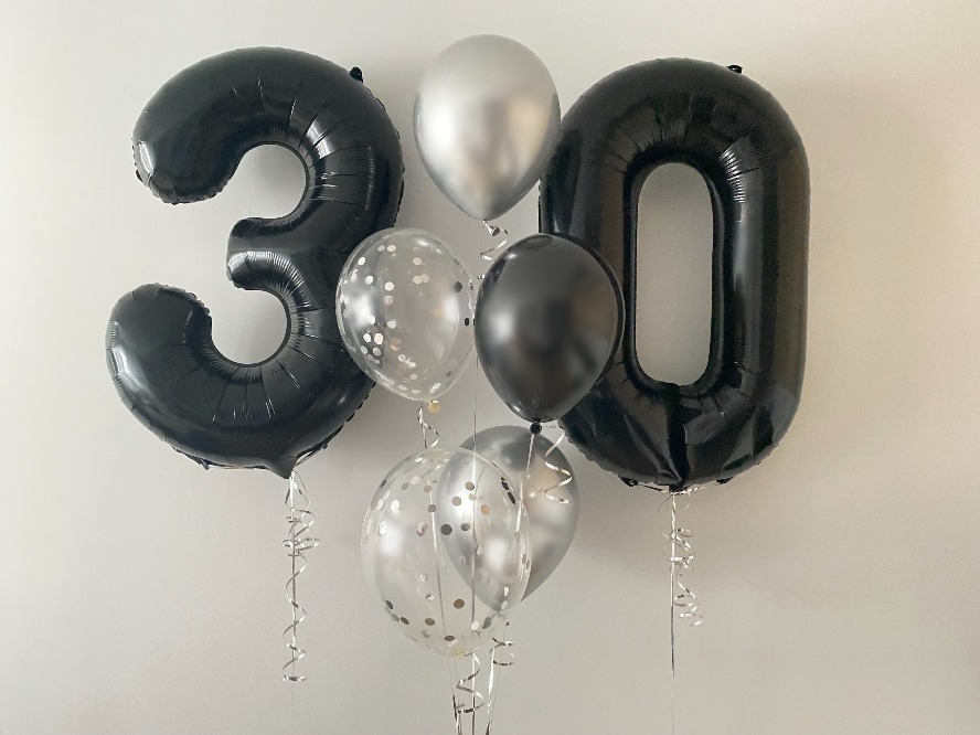 Cyfry 30 w czarnym kolorze z balonami w bukiecie