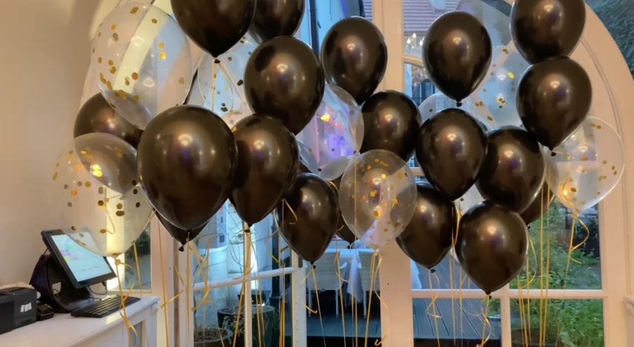 Dekoracje sali na imprezę balonami czarnymi oraz z konfetti