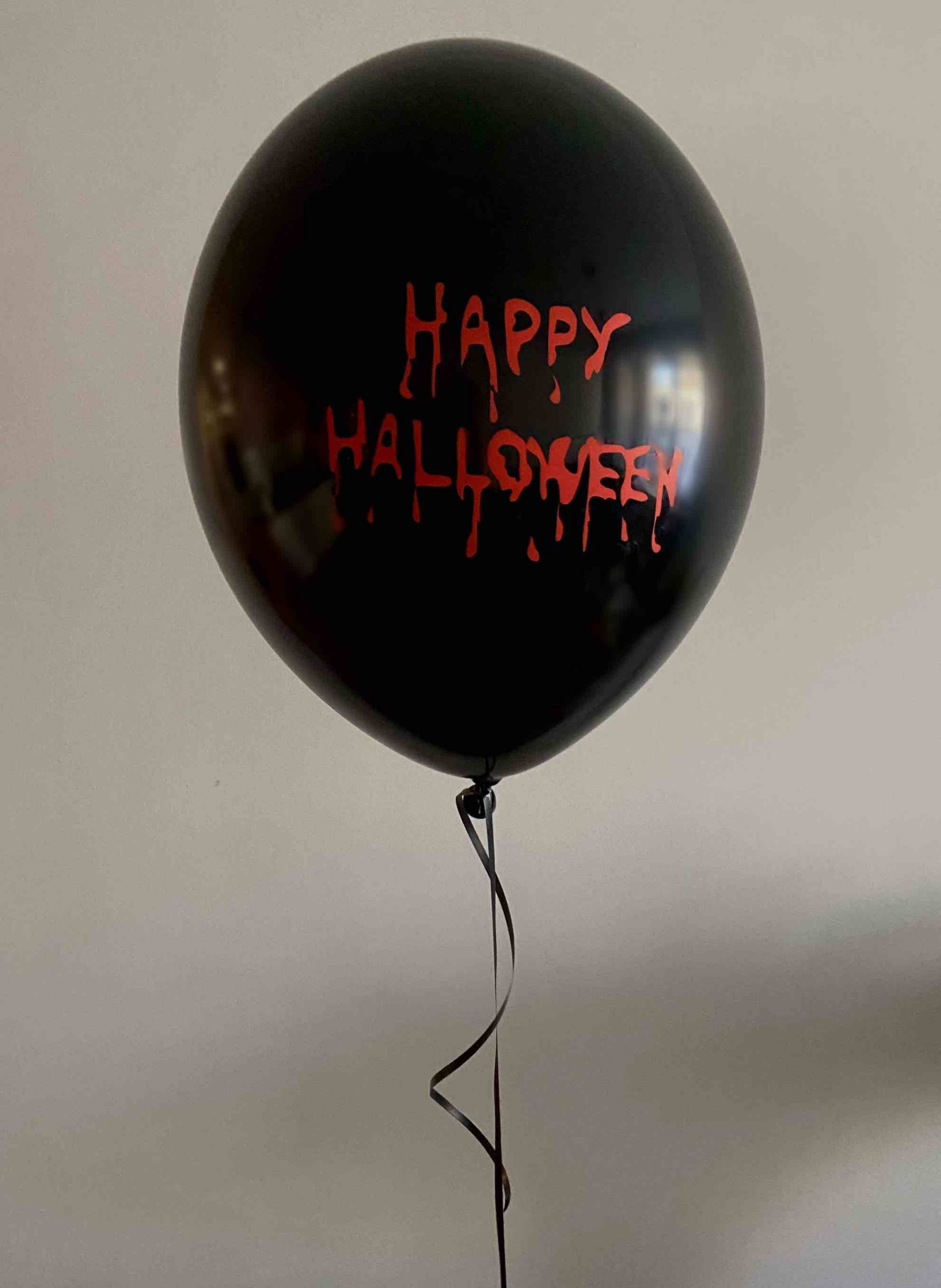 Balon z napisem „Happy Halloween”