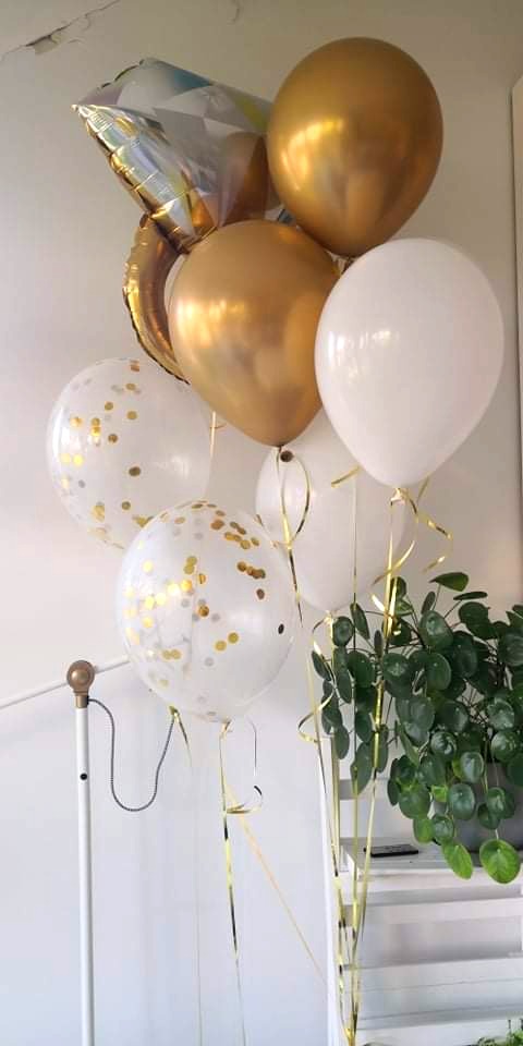 Bukiet złotych i białych balonów na Panieński