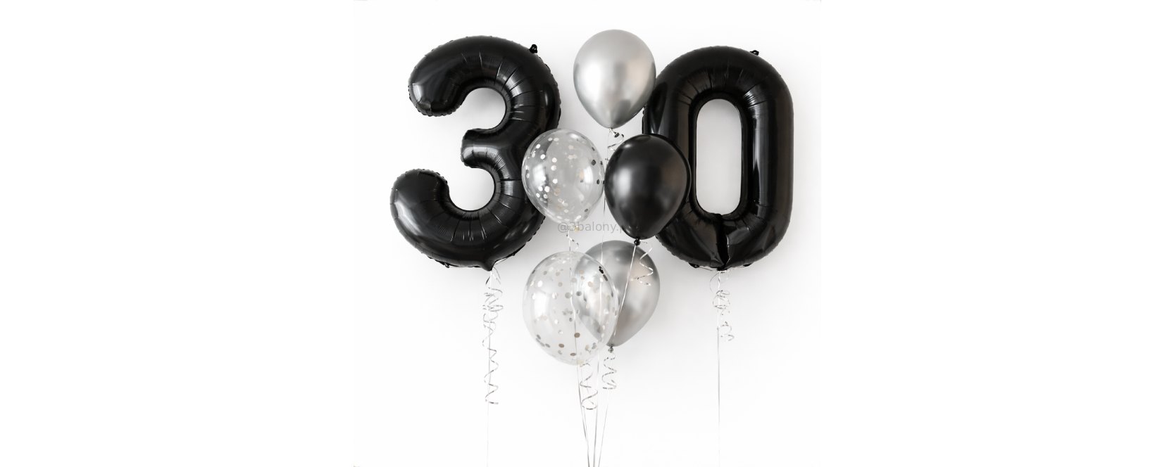 Cyfry 30 w czarnym kolorze z balonami w bukiecie