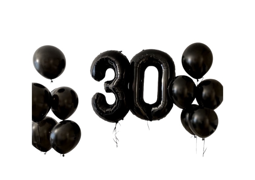 Czarne cyfry 30 oraz 10 balonów lateksowych