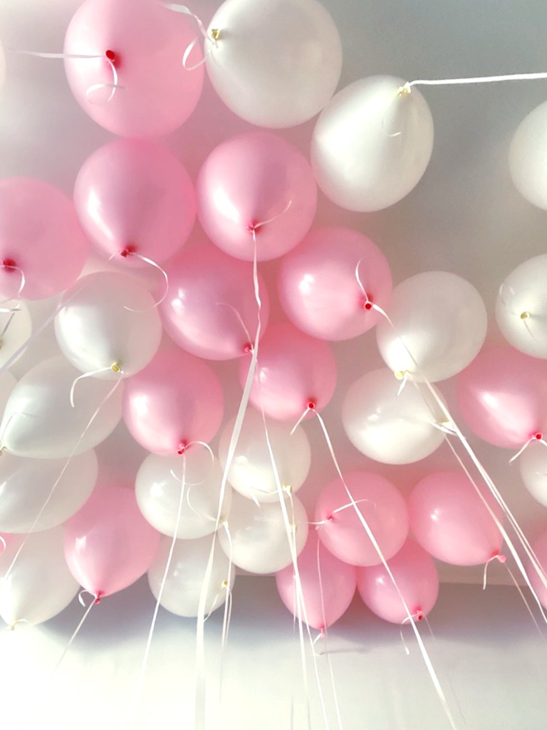 Różowe i białe balony pod sufit