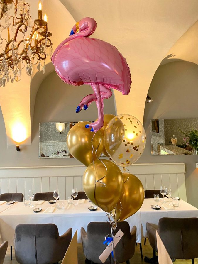 Różowy flaming w bukiecie ze złotymi balonami