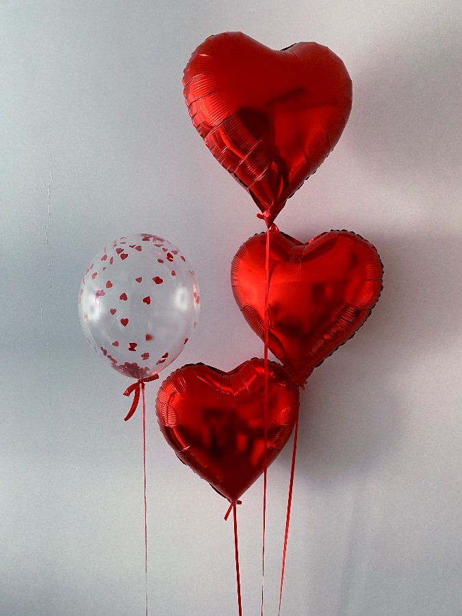 Balon wypełniony konfetti z balonami w kształcie serca