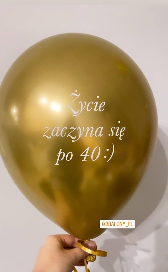 Balon z napisem „Życie zaczyna się po 40 :)”