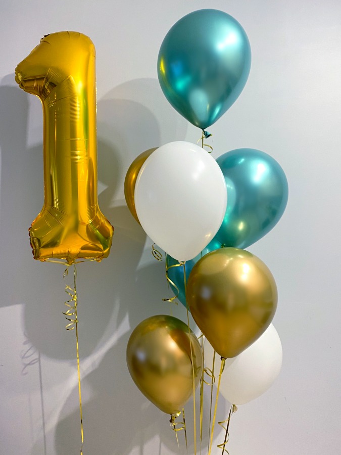 Złota cyfra w bukiecie z ośmiu balonami lateksowymi