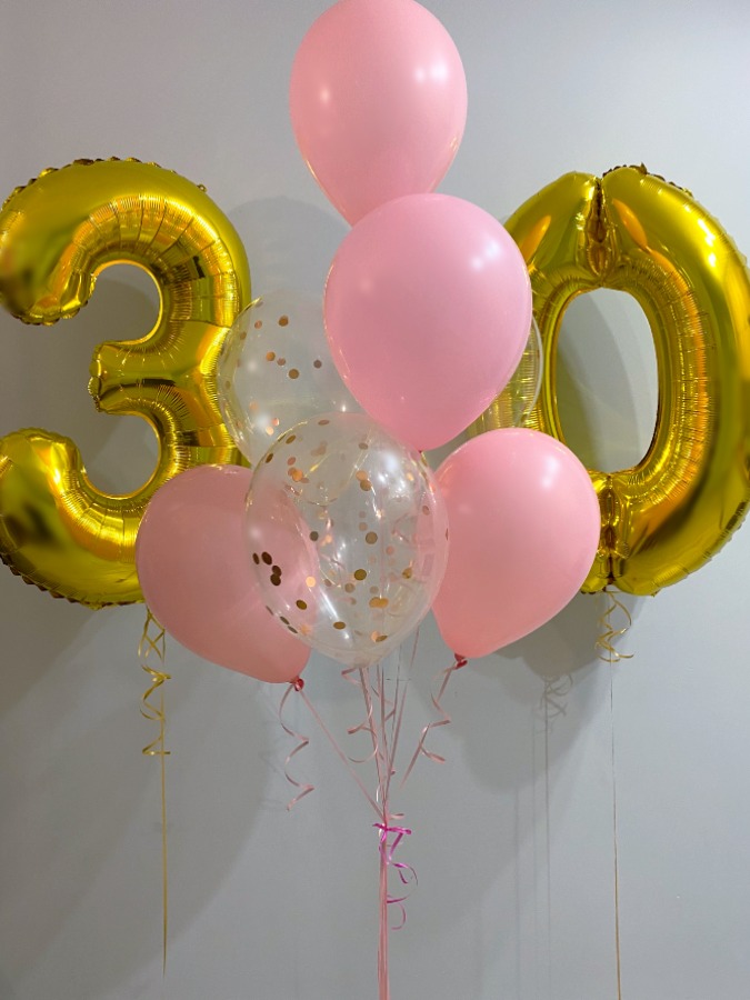 Złote cyfry w bukiecie z balonami w kolorze różowym