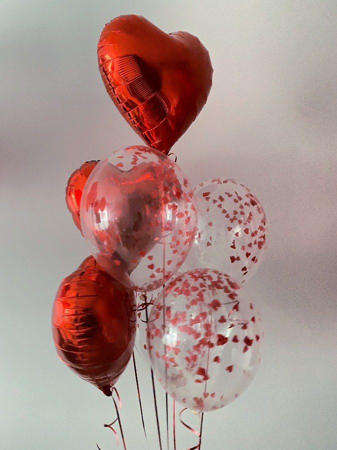 Czerwone serca z balonami wypełnionymi konfetti