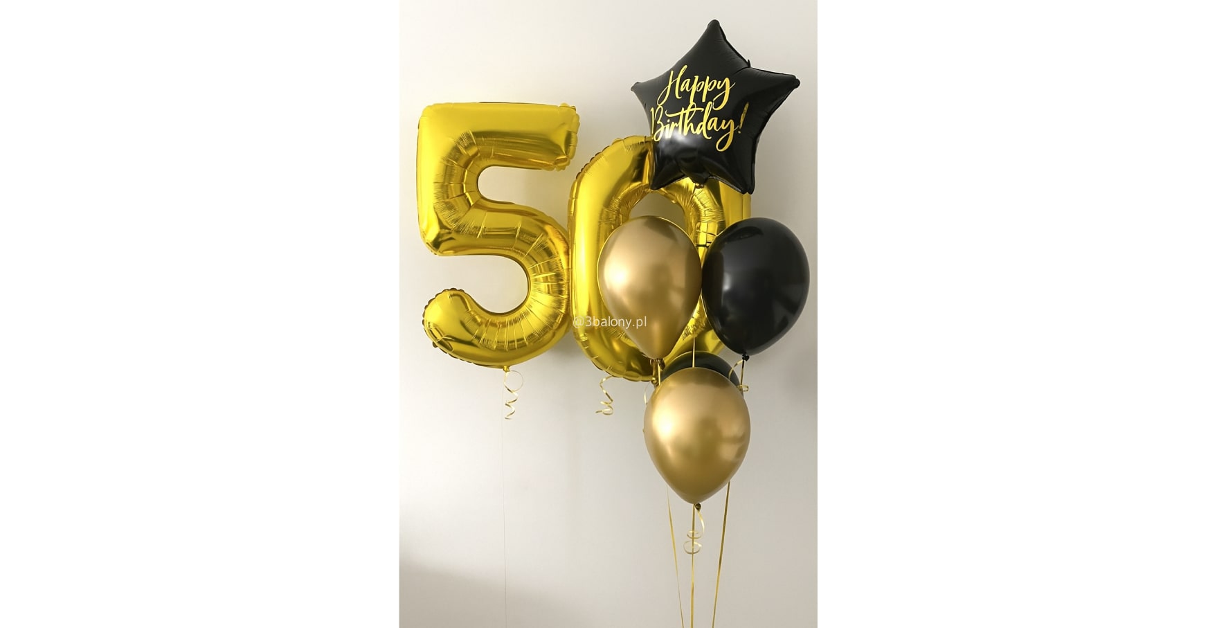 Złote cyfry 50 z gwiazdką oraz balonami lateksowymi