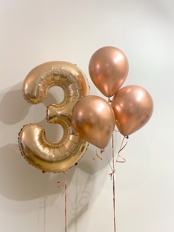 Trzy balony lateksowe z balonem foliowym cyfrą „3”
