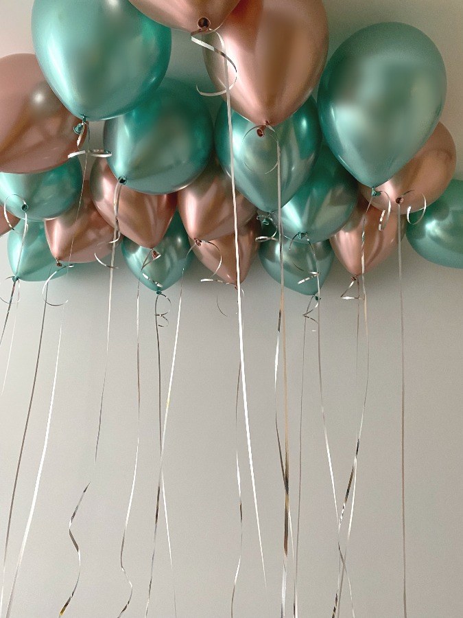 30 balonów pod sufit w metalicznym złotym i zielonym kolorze