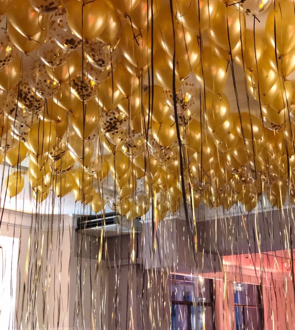 Złote balony pod sufitem