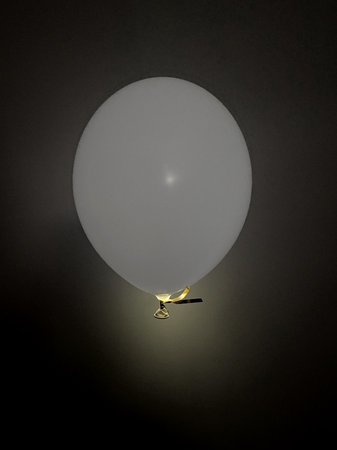 Balon lateksowy w białym kolorze 30 cm z lampką led z helem