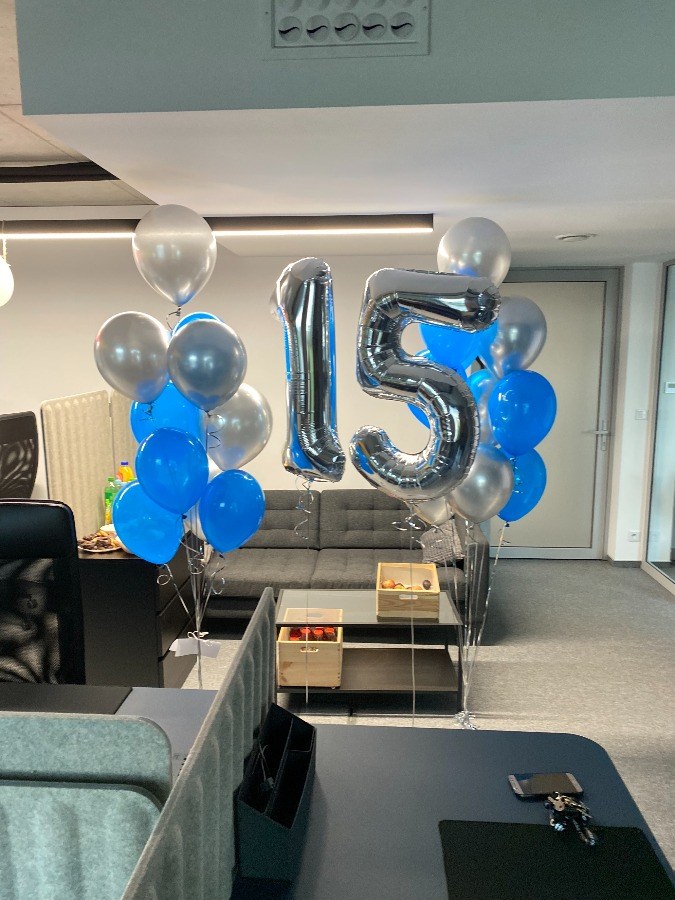 Urodzinowe balony dla firmy z dwoma cyframi