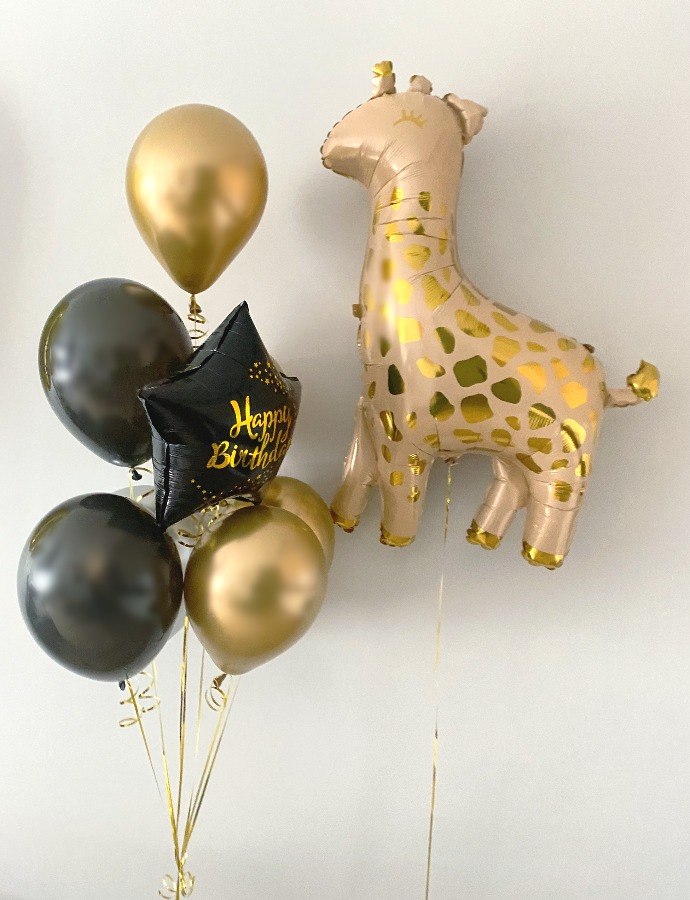 Bukiet balonowy w złotym i czarnym kolorze z żyrafą