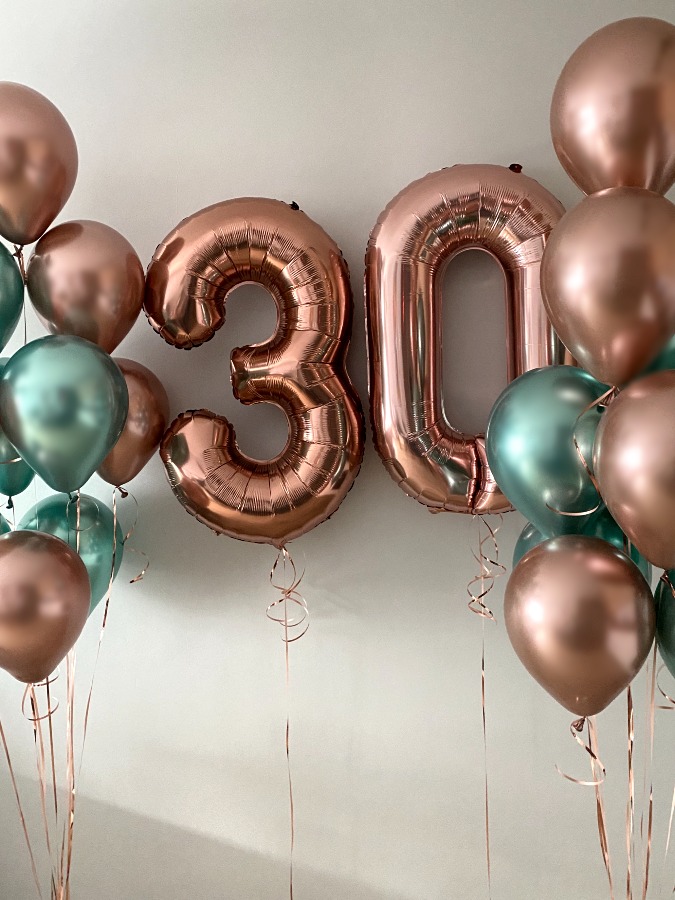 Cyfry 30 w zestawie z balonami