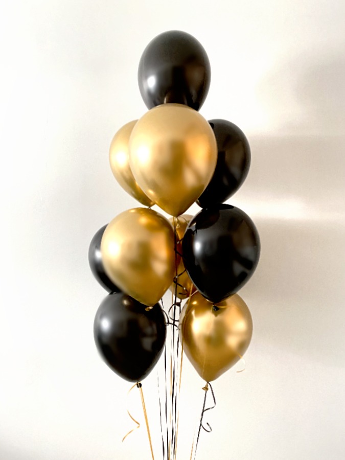 Złote i czarne balony w bukiecie