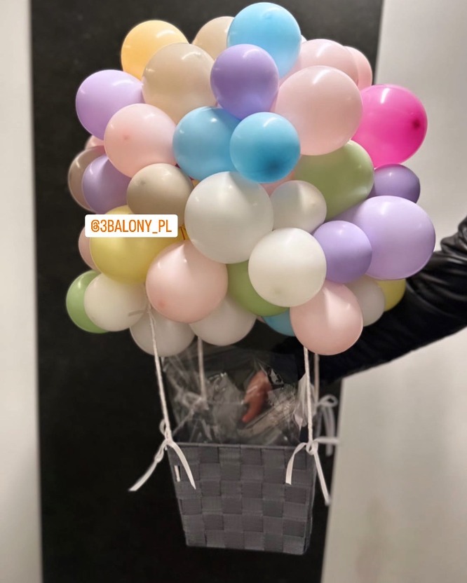 „Latający balon” wykonany z małych balonów z koszem