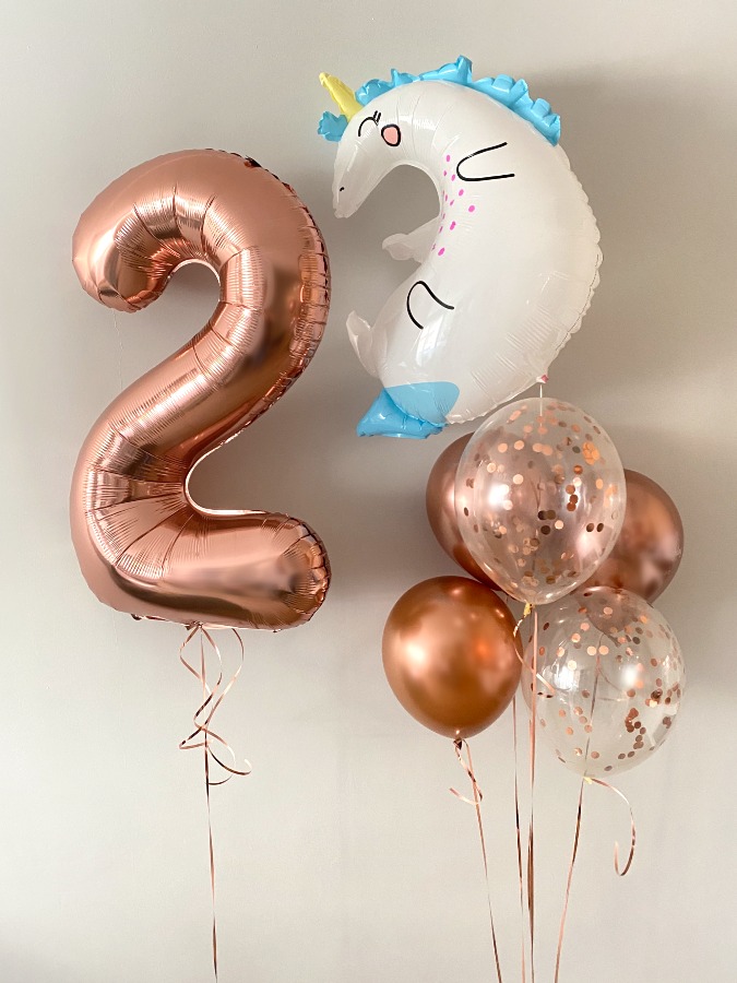 Zestaw balonów na urodziny w kolorze gooldrose z jednorożcem