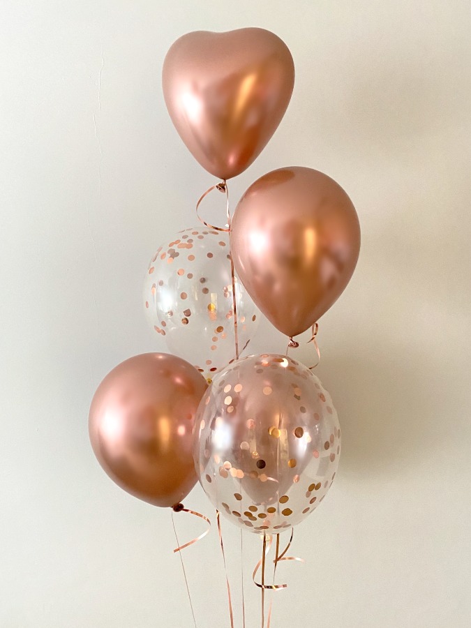 Zestaw balonów w kolorze różowe złoto z dwoma balonami wypełnionymi konfetti