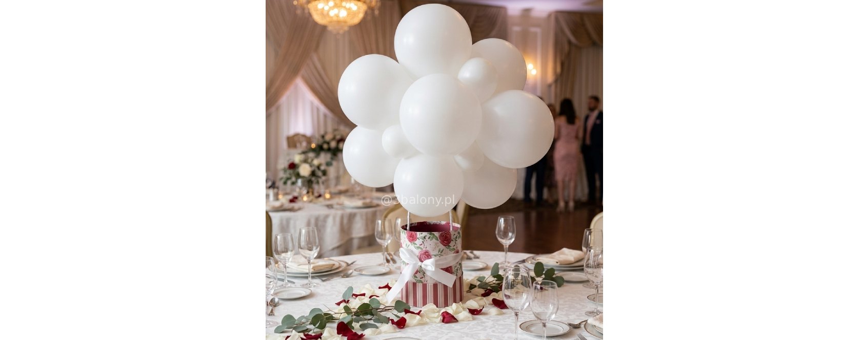 Białe balony w pudełku do dekoracji stołu