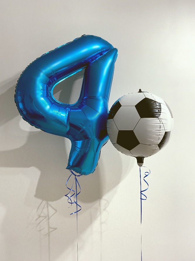 Balon foliowy cyfra 4 z balonem piłka 4d