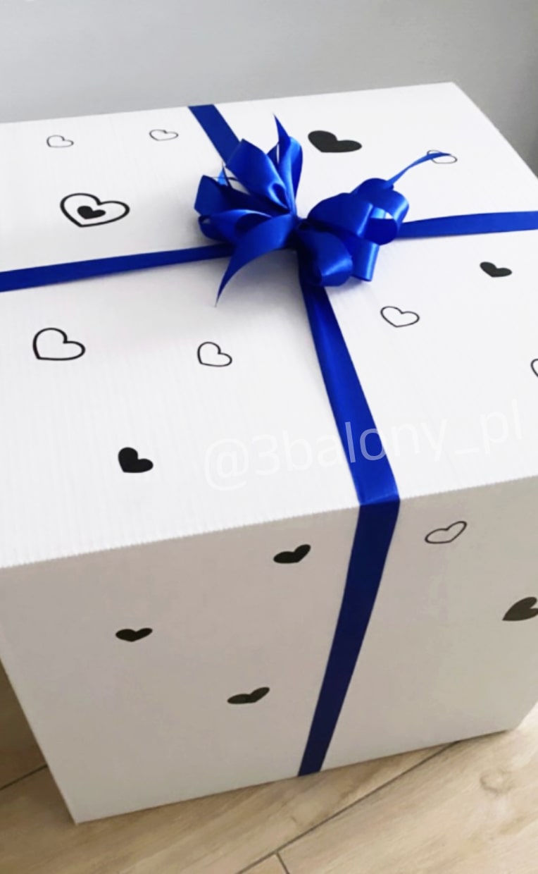 Pudło 50 x 50 cm z kokardą wypełnione małymi balonami