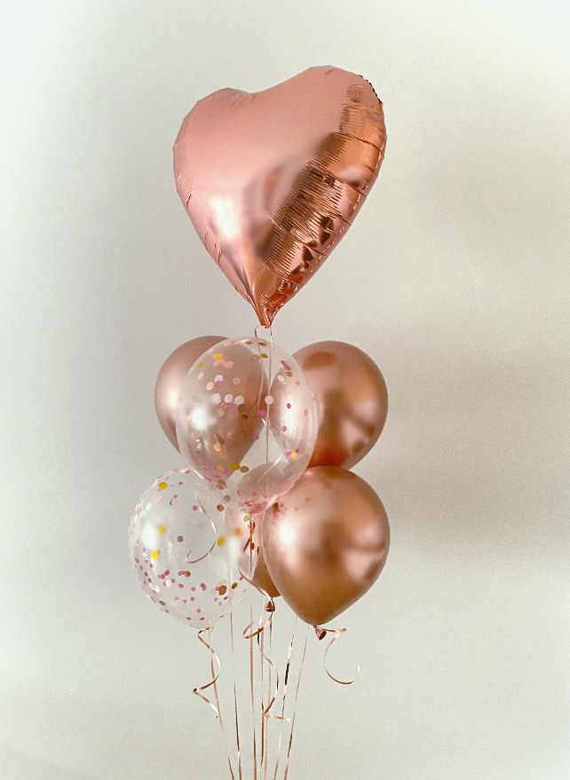 Duże serce w kolorze różowe złoto z balonami lateksowymi