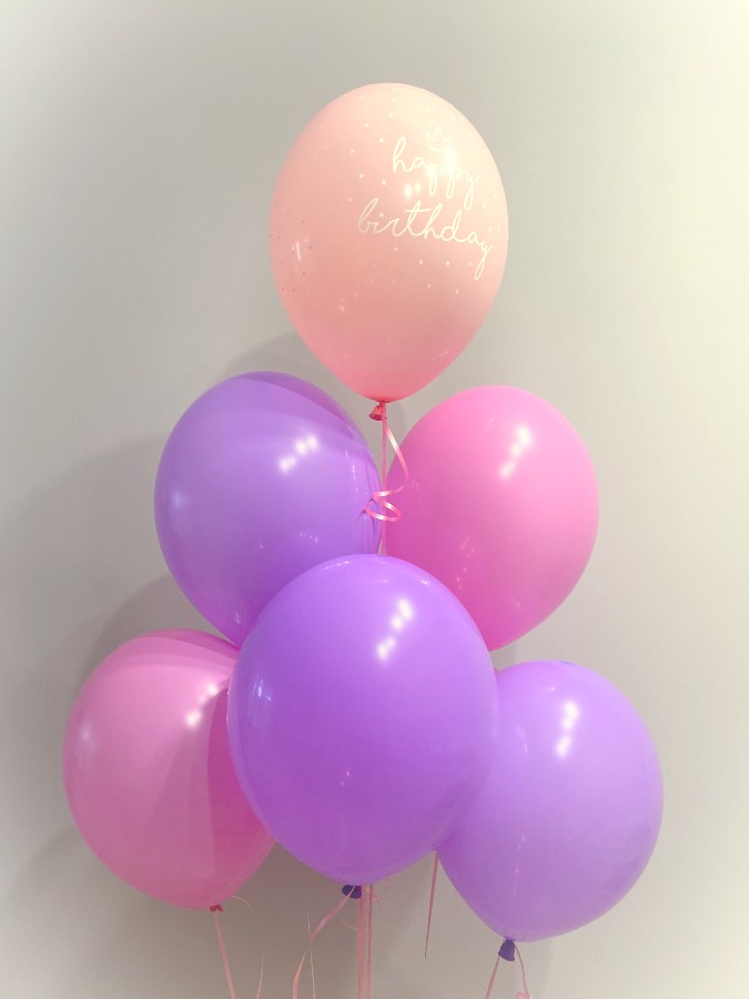 Różowy i fioletowy kolor w bukiecie balonowym