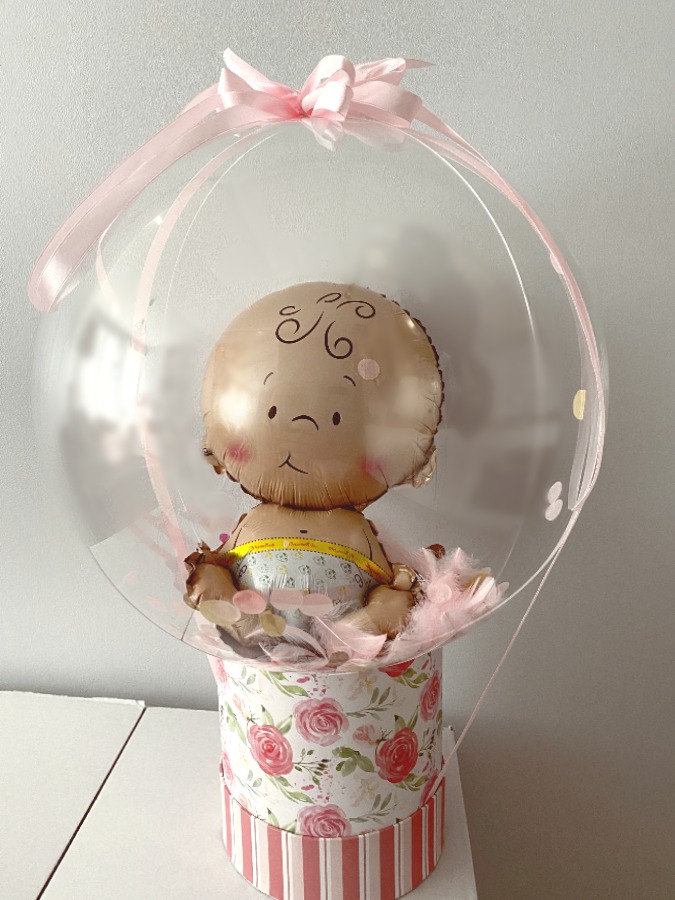 Balon Baby w środku balona wypełnionego konfetti oraz piórkami