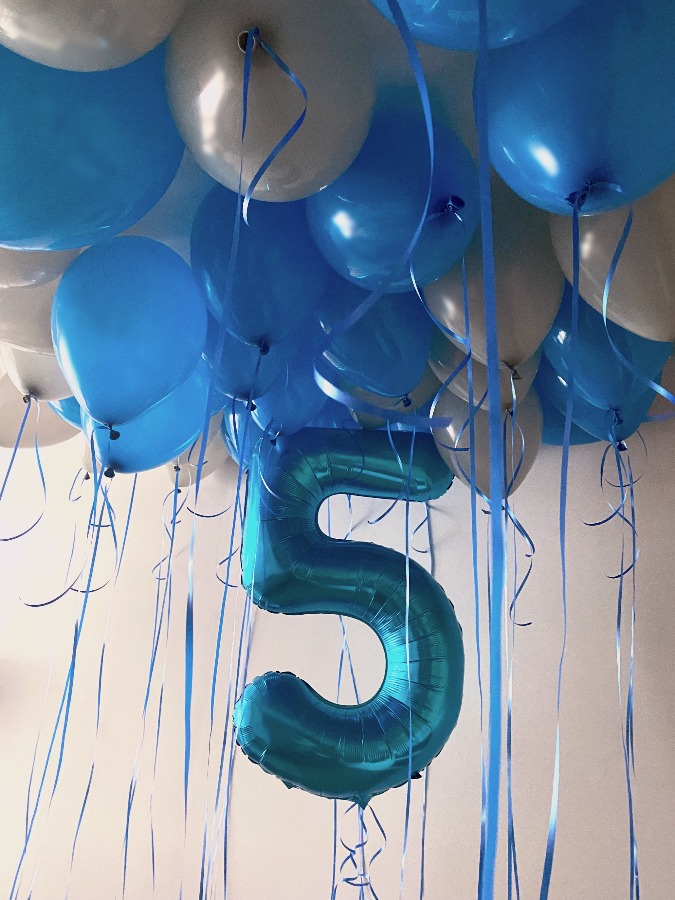 Niebieska cyfra z balonami lateksowymi w niebieskim i szarym kolorze